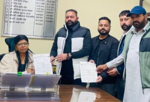 मुख्यमंत्री के नाम माँग पत्र सौंपते प्रधान जसबीर सिंह बग्गा व अन्य।